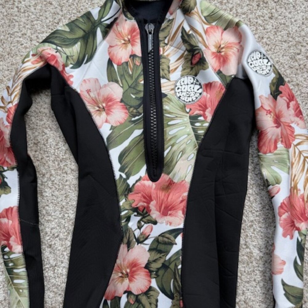 Rip Curl Long Sleeve Women's Wet Suit Black with Hibiscus Flowers Size 6